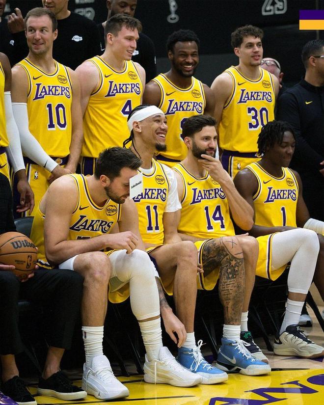 湖人拍攝全傢福！東契奇搞怪把名字貼額頭 詹姆斯佈朗尼笑容滿面