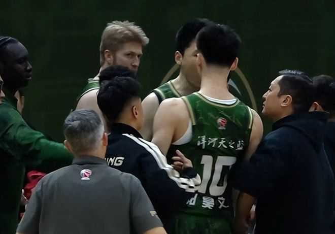 CBA罕見！隊友之間發生激烈內訌，相互推搡 被主教練雙雙棄用
