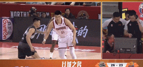 CBA再現暴力傷人！胡金秋慘遭卸胳膊，球迷：要毀瞭中國籃球嗎？