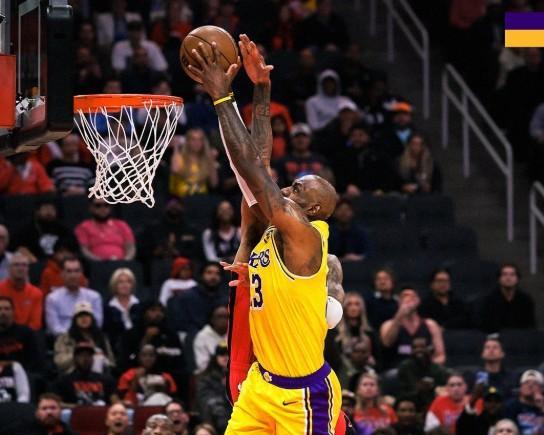 連送暴扣夢回當年，詹姆斯13中7得到18分5板5助僅1失誤