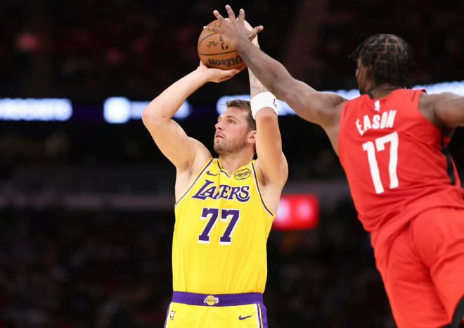 湖人盡顯強隊本色，關鍵時刻戰績聯盟第一，詹姆斯成意外之喜！