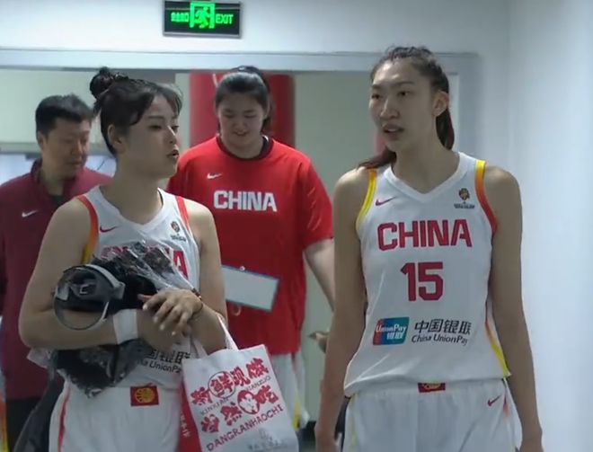 女籃退場四塔同框！李月汝韓旭互相溝通，王治郅指導張子宇！