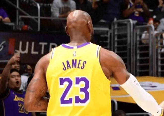 轟99+22+23！三巨頭殺瘋瞭，湖人終於清醒，老詹也隻剩下一個結局