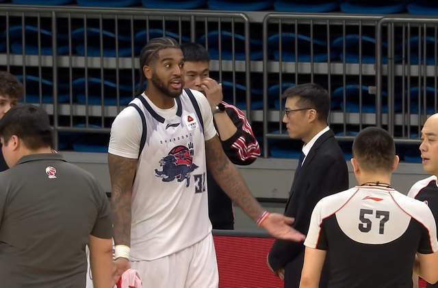 重磅噩夢！CBA傳統勁旅核心骨裂，傷休3-4周，前4名恐怕保不住瞭