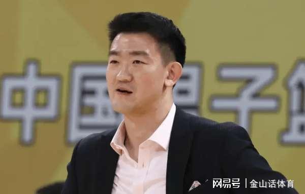 牛逼！先掀翻廣東隊，再將上屆冠軍拖入加時，這位助教啥來頭？