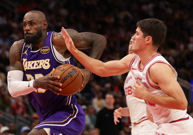 尷尬進西部前四，球隊基石成拖累！防守端破罐破摔，你該被交易瞭